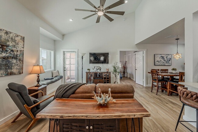 Building Photo - 9708 E Vía Linda