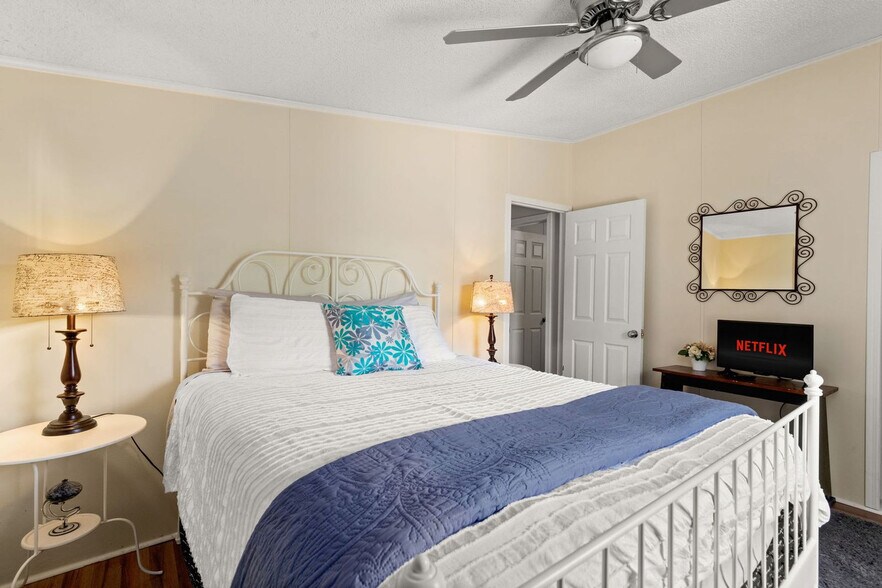 Building Photo - 705 Firefly Dr