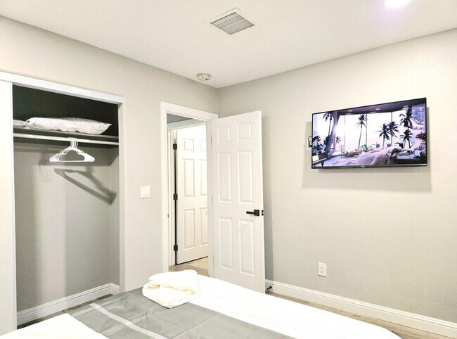 Building Photo - 451 E Lincoln Ave