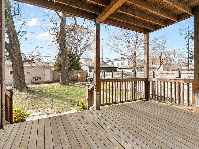 Building Photo - 6070 N Hermitage Ave