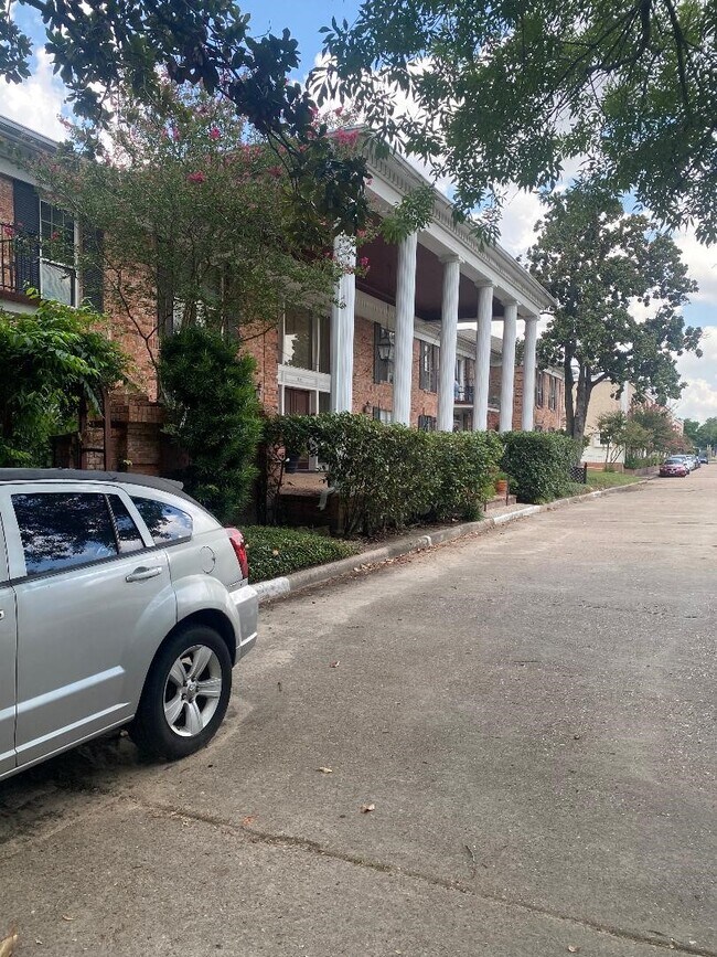 Building Photo - 2822 Briarhurst Dr