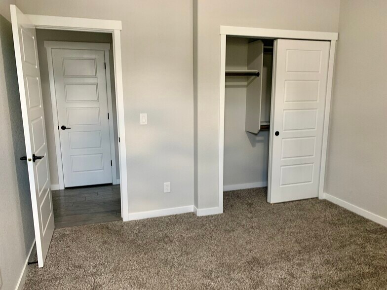 Building Photo - 6461 Vistancia Ave