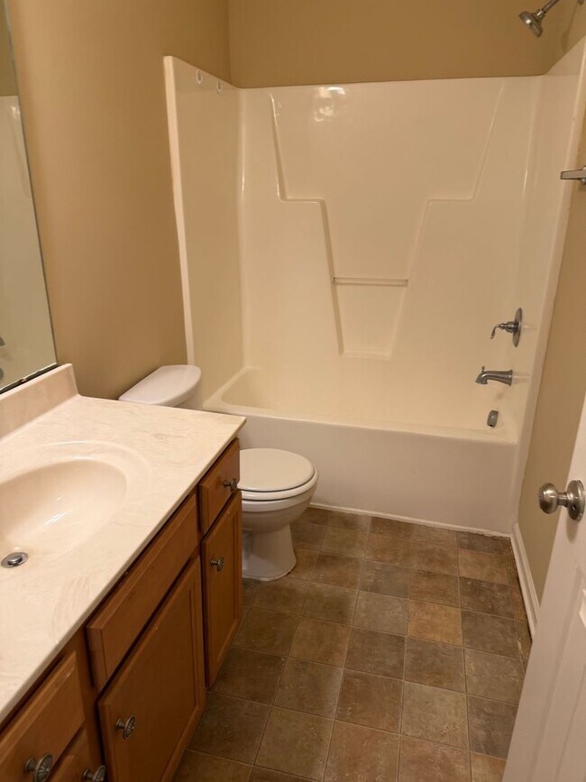 Building Photo - Gorgeous 3br/2.5 bath Townhome