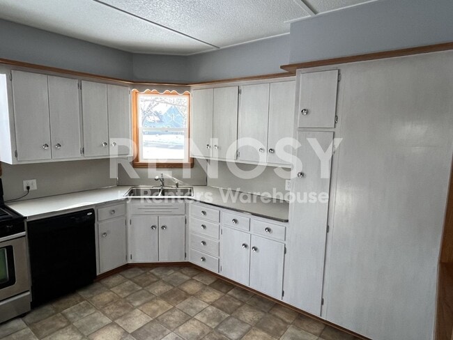 Building Photo - 4BD/2BA in Newport Available Now!