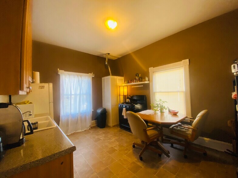 Building Photo - 1098 Center St NW