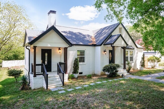 Building Photo - Sheek Updated Home With Pool!