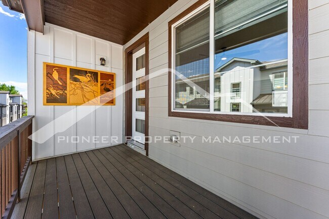 Building Photo - Gorgeous Townhouse with Washer/Dryer and C...