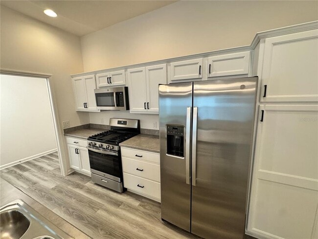 Building Photo - 854 Morley Ave