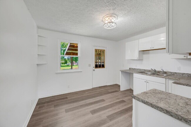 Building Photo - Furnished, remodeled 2BR near Nashville hospitals, all utilities and WiFi included, updated kitch...