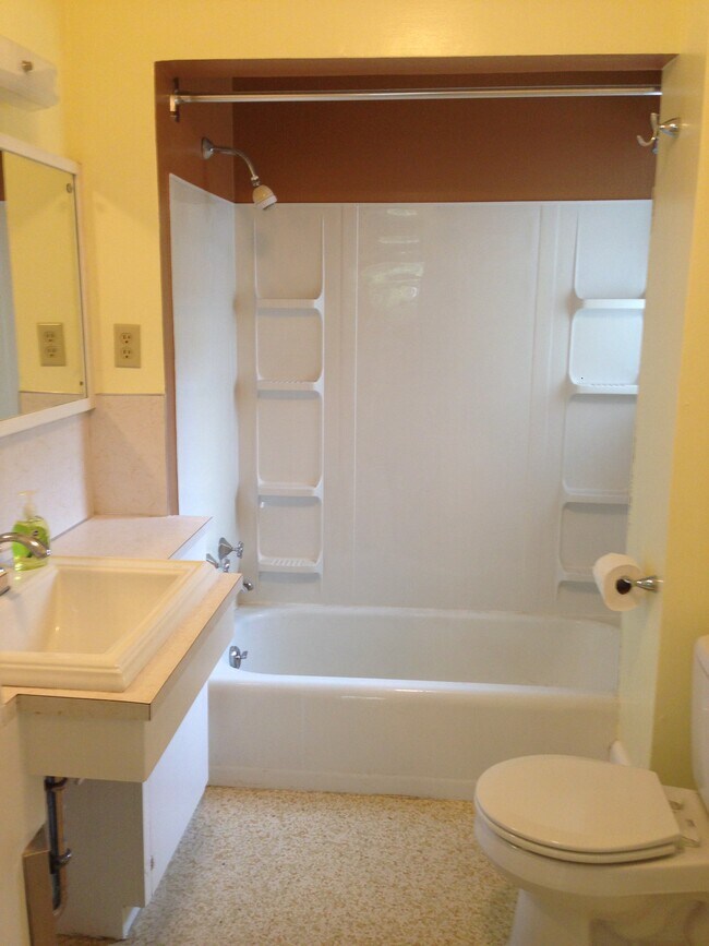 bath room - 1710 Colby Ave