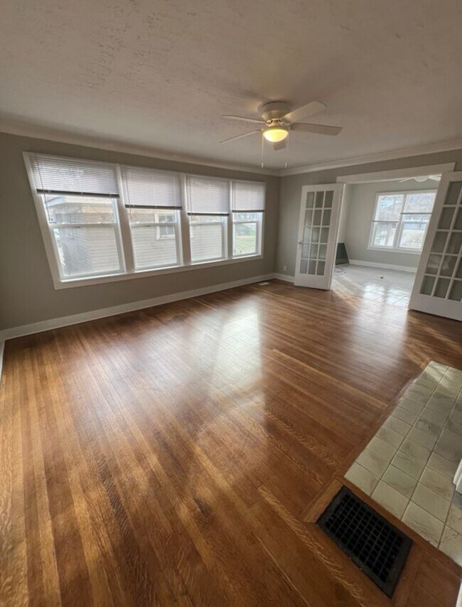 Building Photo - 216 E 49th St