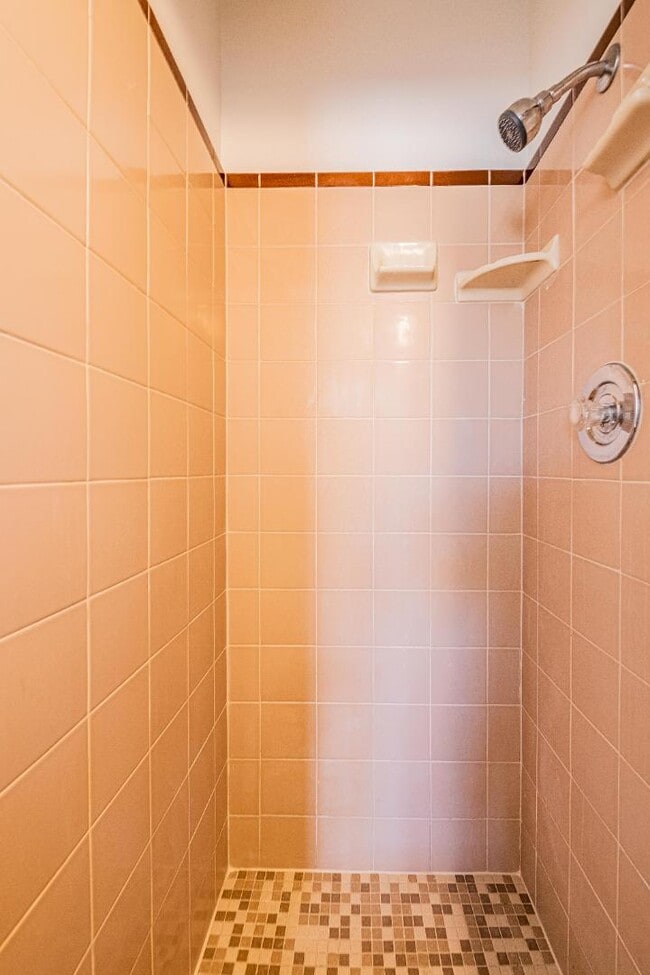 Building Photo - 624 Adams St NE