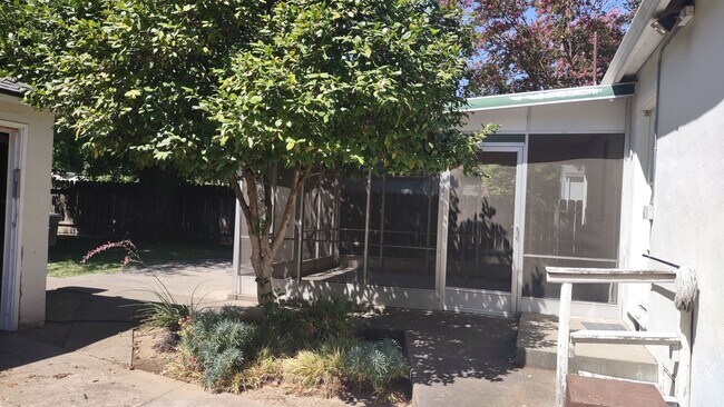 Building Photo - 568 Robertson Way