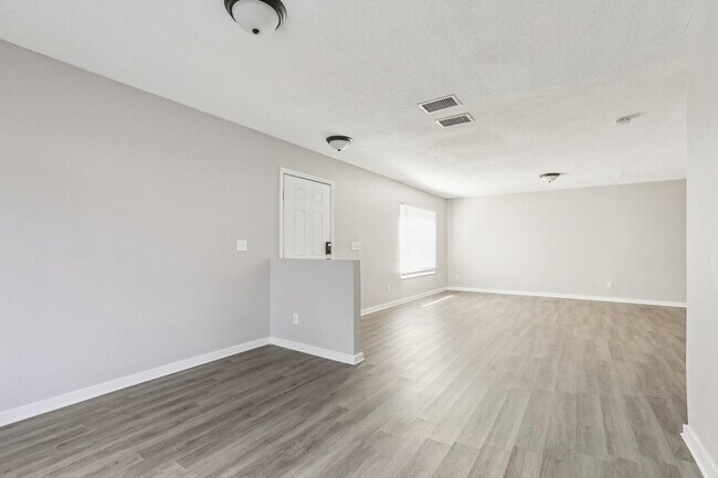 Building Photo - 7402 E Bank Dr