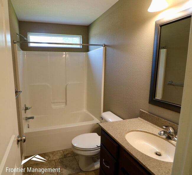 Building Photo - Large Home In A Quiet Neighborhood Off Of Scenic Drive