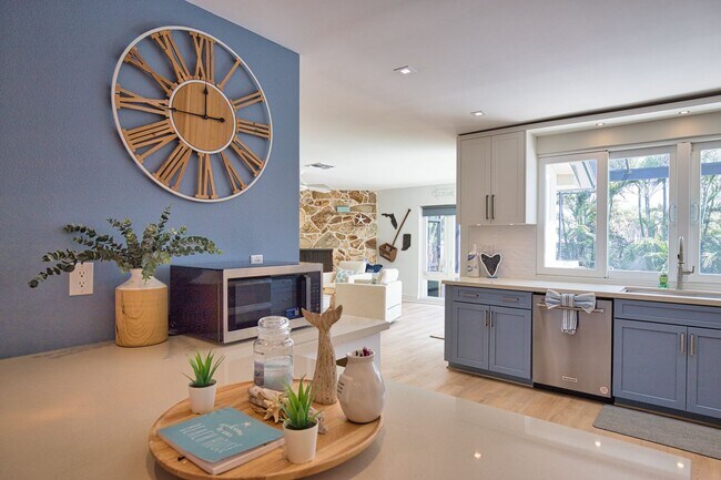 Building Photo - Seasonal Venice Island Pool Home half block from Golden Beach deeded access to the Gulf!