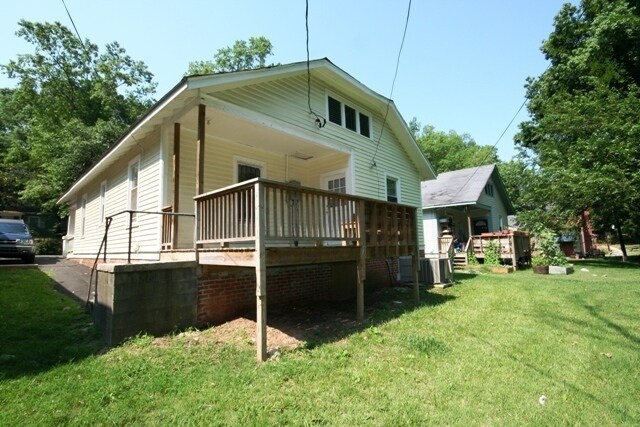 Building Photo - 1308 W Chapel Hill St