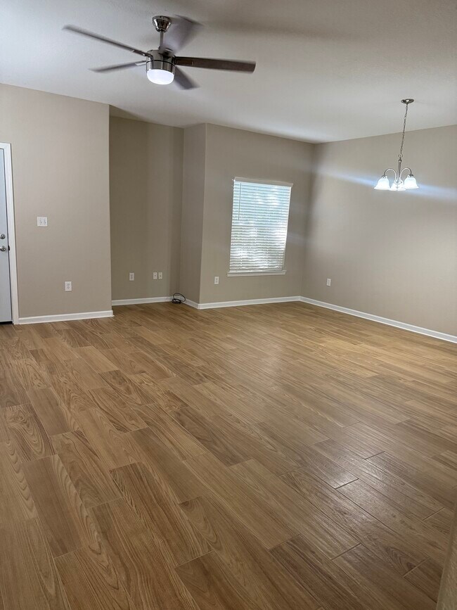 Building Photo - 121 Farrah Ave