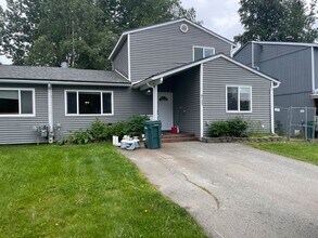 Building Photo - Jewel Lake 3 Bed/2 Bath with Fenced Yard