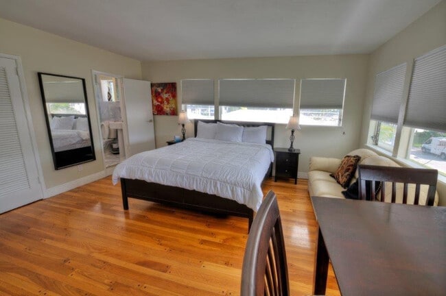 Building Photo - 3201 NE 23rd St