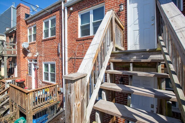 Building Photo - Relaxing 1 BR & 1 Den/1 BA Apartment in Pl...