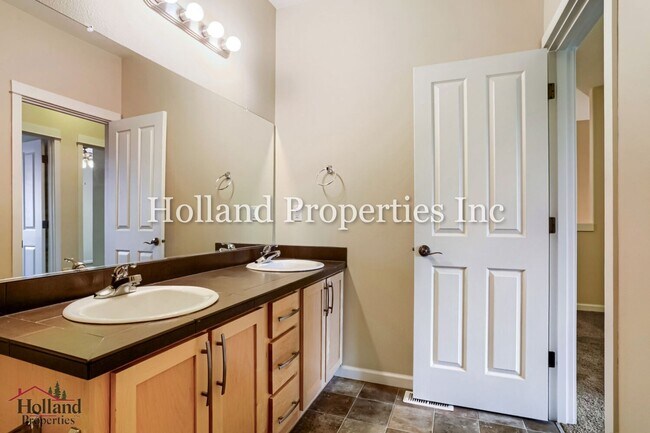 Building Photo - 4949 SW 141st Ave