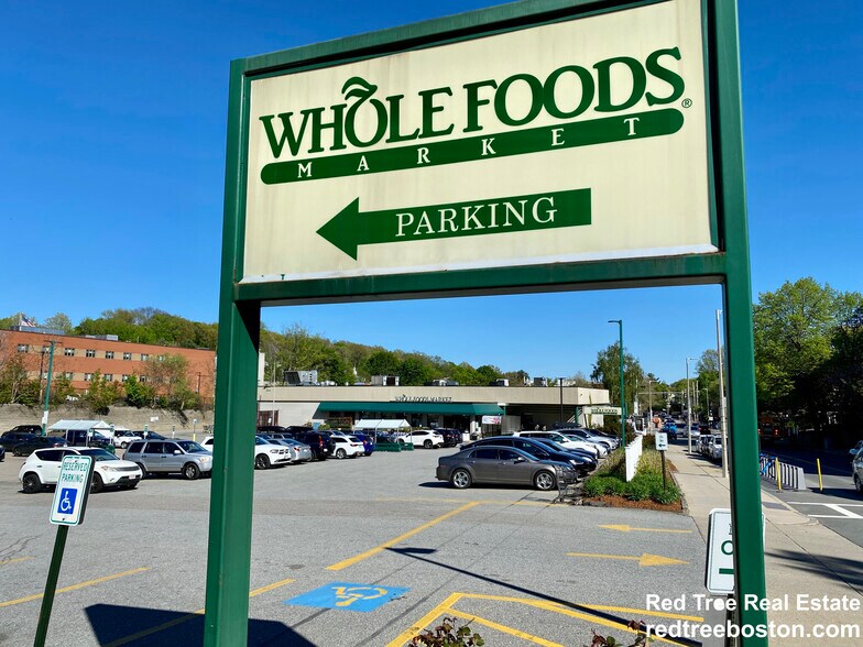 Building Photo - 1572 Commonwealth Ave