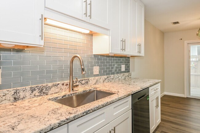Building Photo - Between Beach & Bay – Gorgeous 3-Bed Coast...