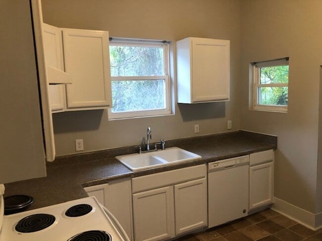 Building Photo - 544 Willson St