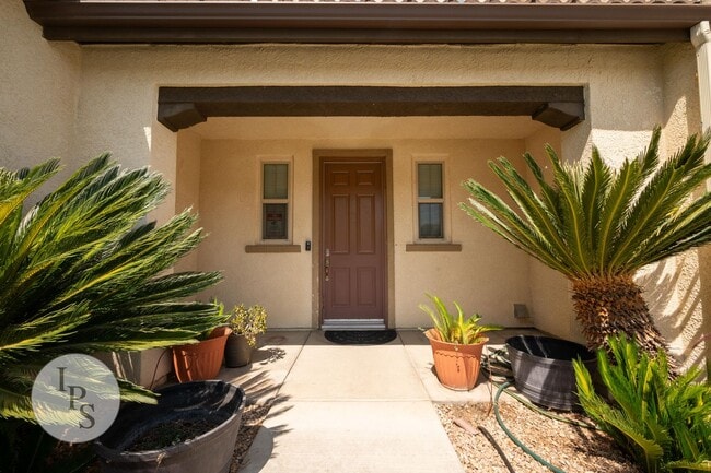 Building Photo - North Clovis Home, 4BR/3.5BA, CUSD - Lots ...