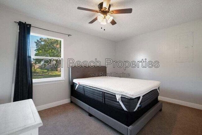 Building Photo - 2456 SE Melaleuca Blvd