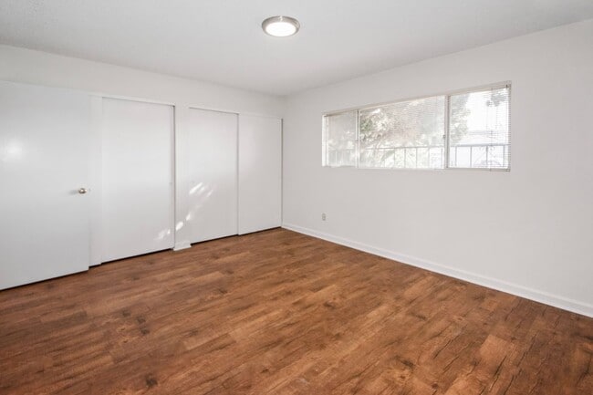 Building Photo - Available Now! Spacious 3BR, 2BA, 1,76sq.ft. 2 car garage.