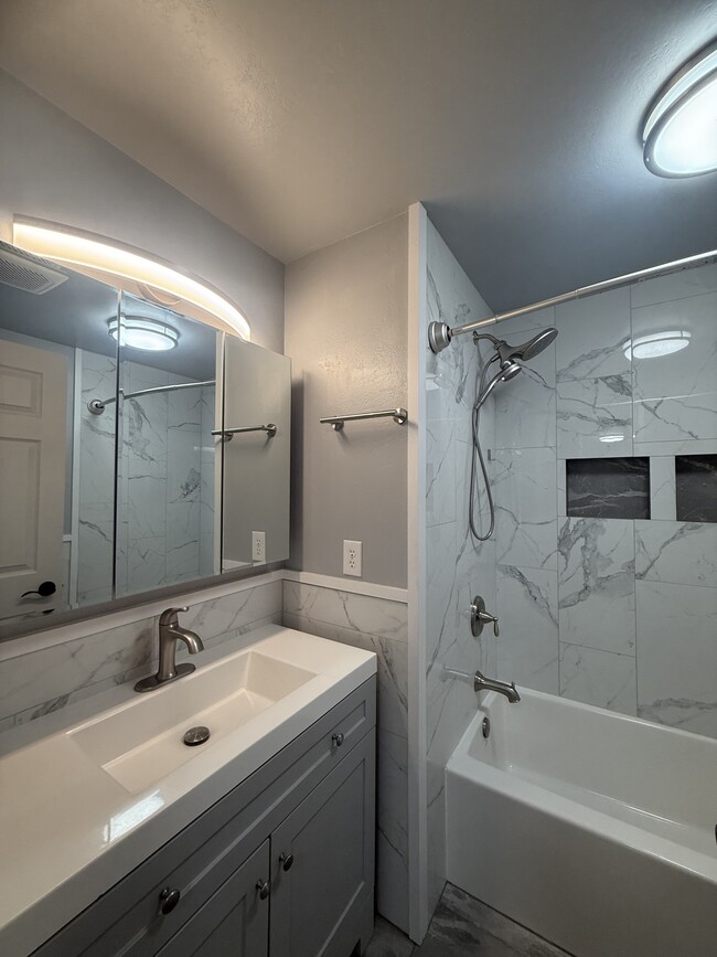 Building Photo - 6128 Thornbury Ct SE