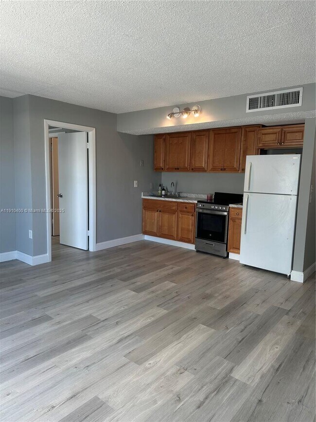 Building Photo - 899 West Ave