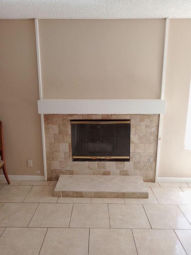 Building Photo - Welcome to this cozy 3-bedroom, 2-bathroom...