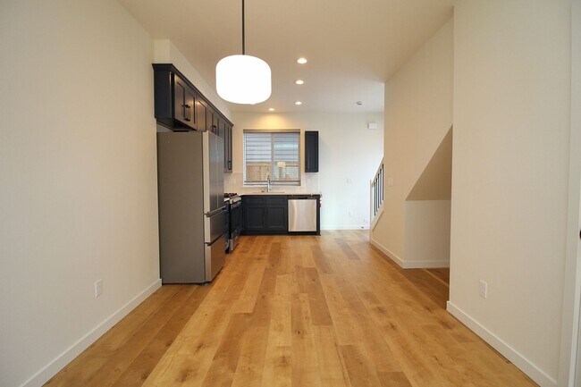 Building Photo - 5725 S Kelly Ave