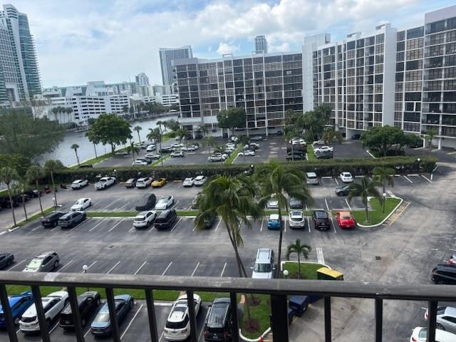 Building Photo - 800 Parkview Dr