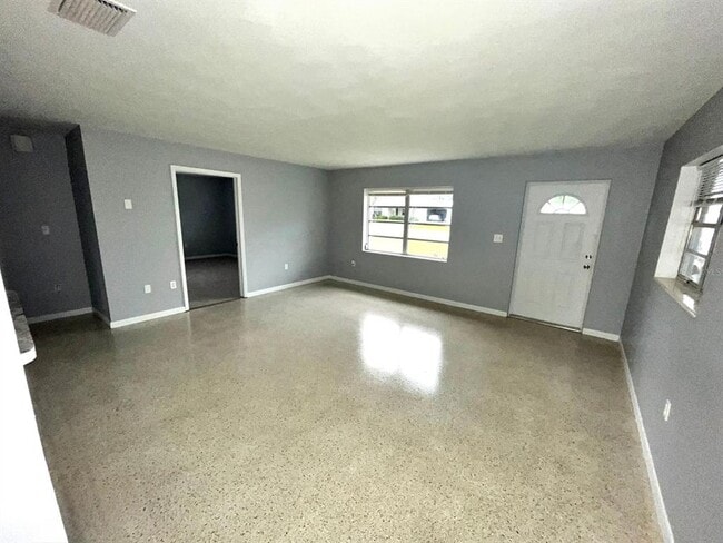 Building Photo - 604 S Waldron Ave