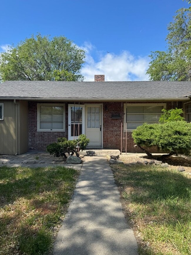 Building Photo - Cozy 2-Bed with Spacious Living, Parking, Pets OK!