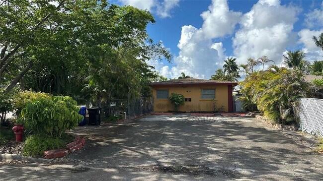 Building Photo - 400 SW 9th St