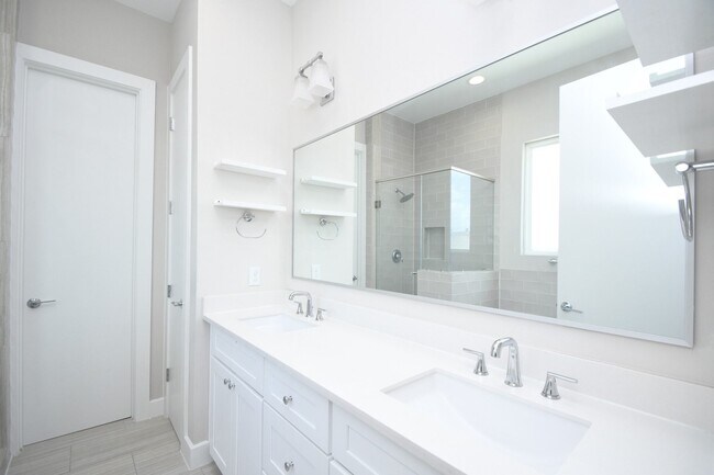 Building Photo - 5904 Gardendale Dr