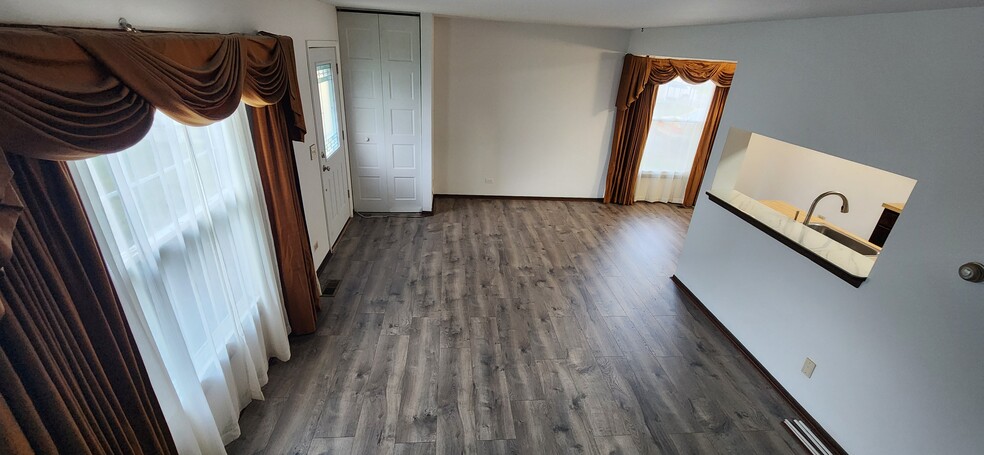 Building Photo - 322 Russet Way