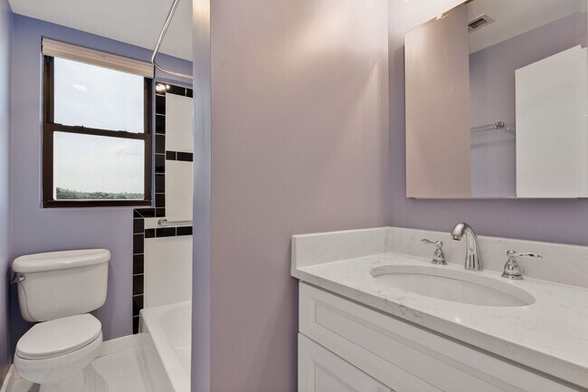Building Photo - Available Now! Recently Updated, Spacious ...