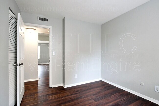 Building Photo - 214 E 13th St