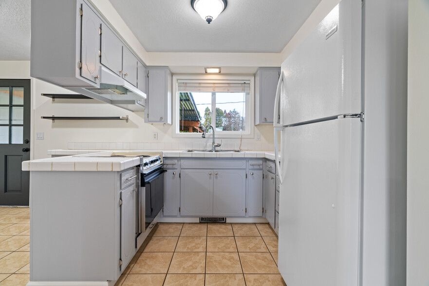 Building Photo - 404 Hillview Dr