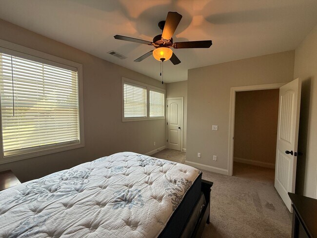 Building Photo - 3855 Academy Dr