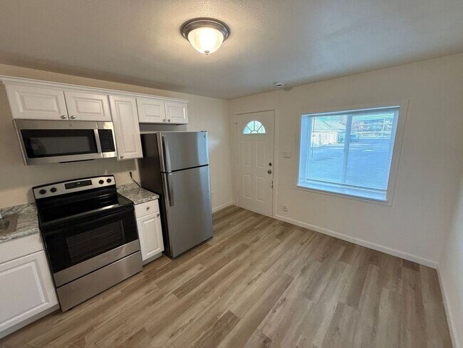 Building Photo - 3361 Portland Rd NE