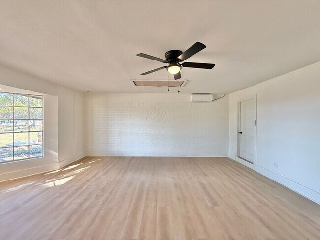 Building Photo - Spacious 3-Bedroom, 2-Bath Home with Bonus...