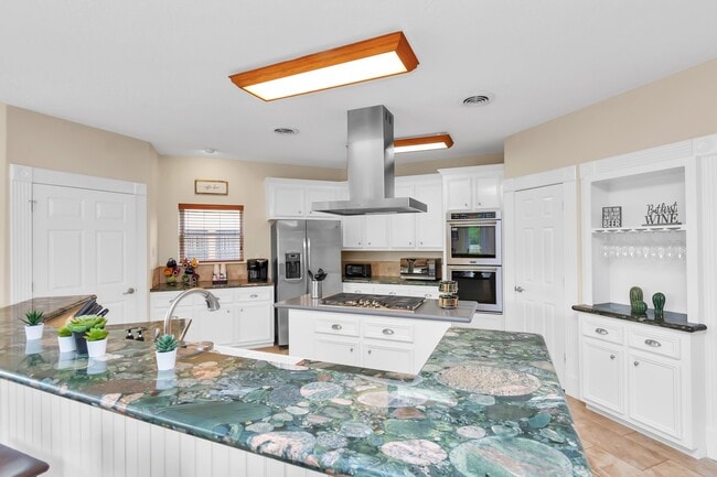 Building Photo - 1730 Lakeshore Dr