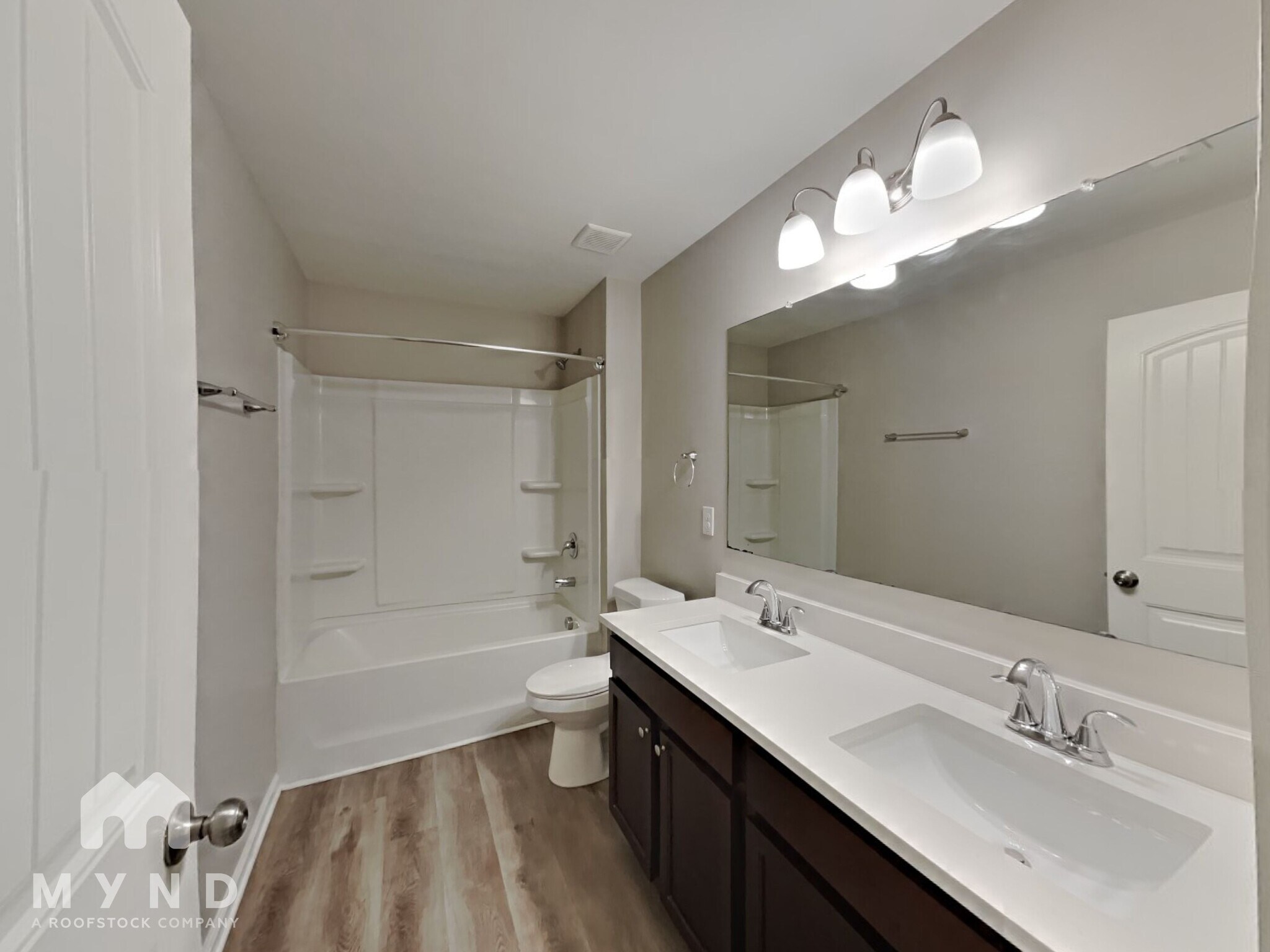 Building Photo - 828 Lake Chase